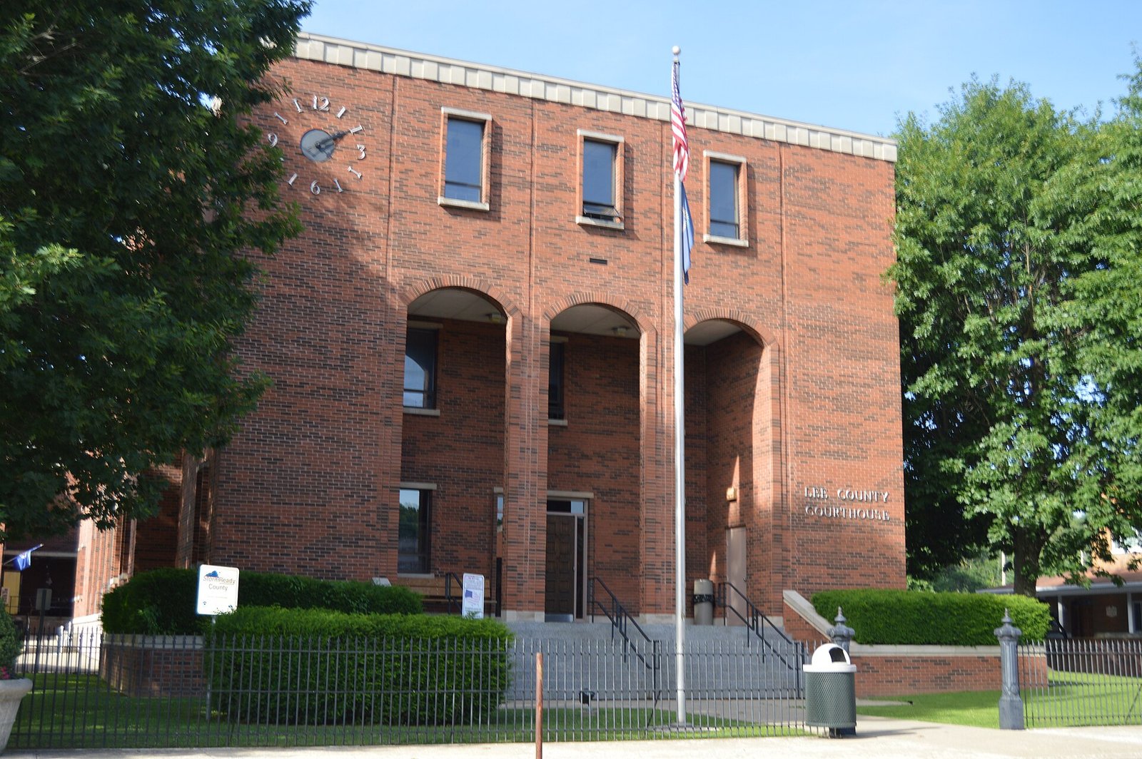 The Lee County Courthouse in downtown Beattyville, Kentucky